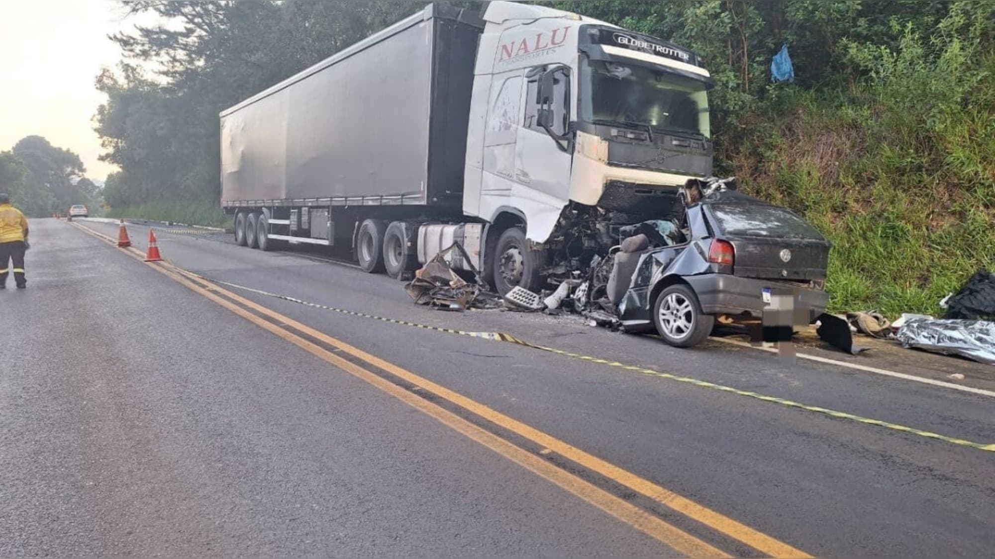 Motorista morre após grave acidente entre carro e caminhão na SC-355
