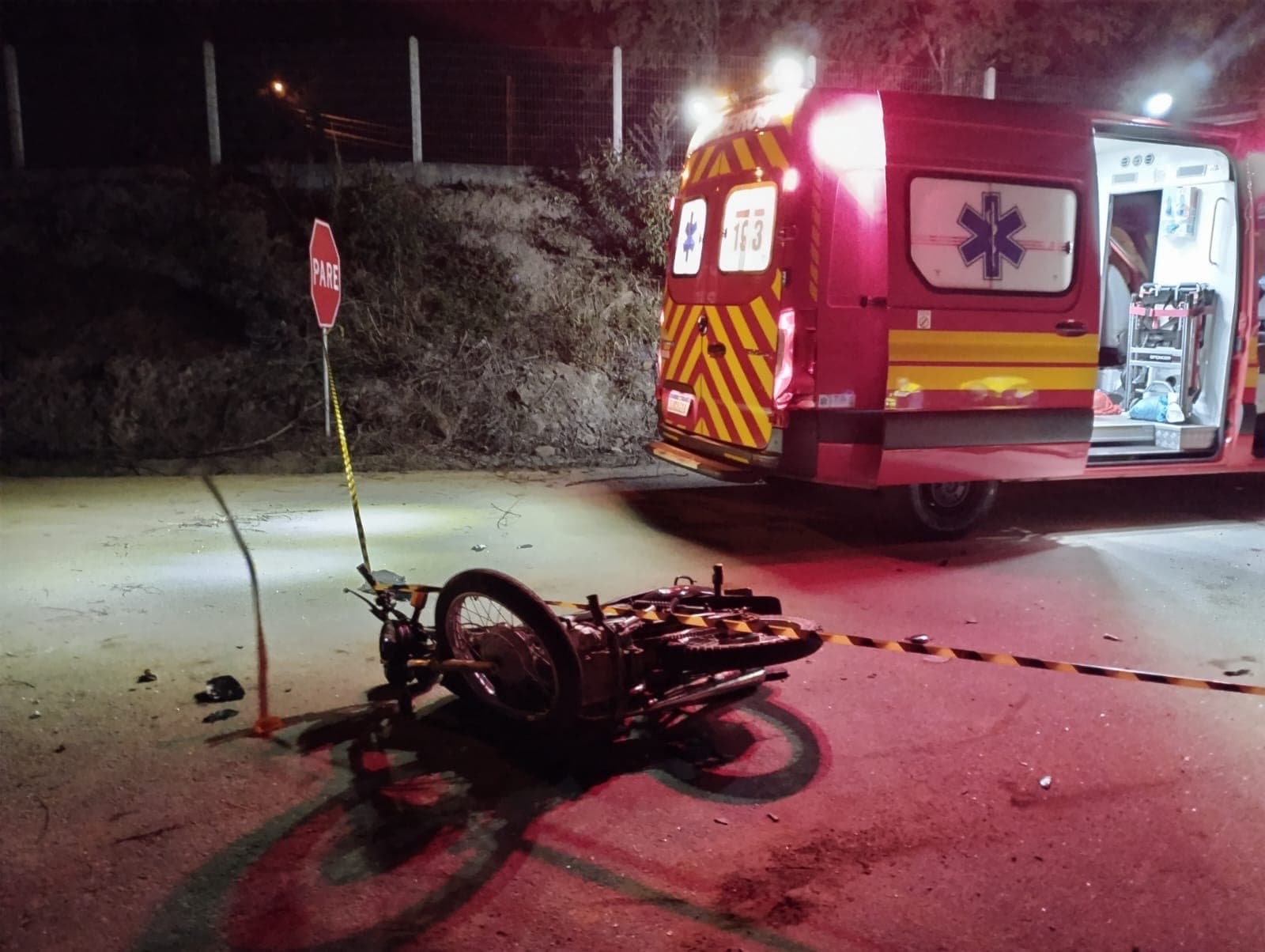 Adolescente de 17 anos morre após colisão violenta entre moto e carro 