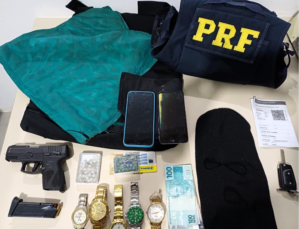 PRF recupera picape roubada e prende homens armados após perseguição no Sul catarinense