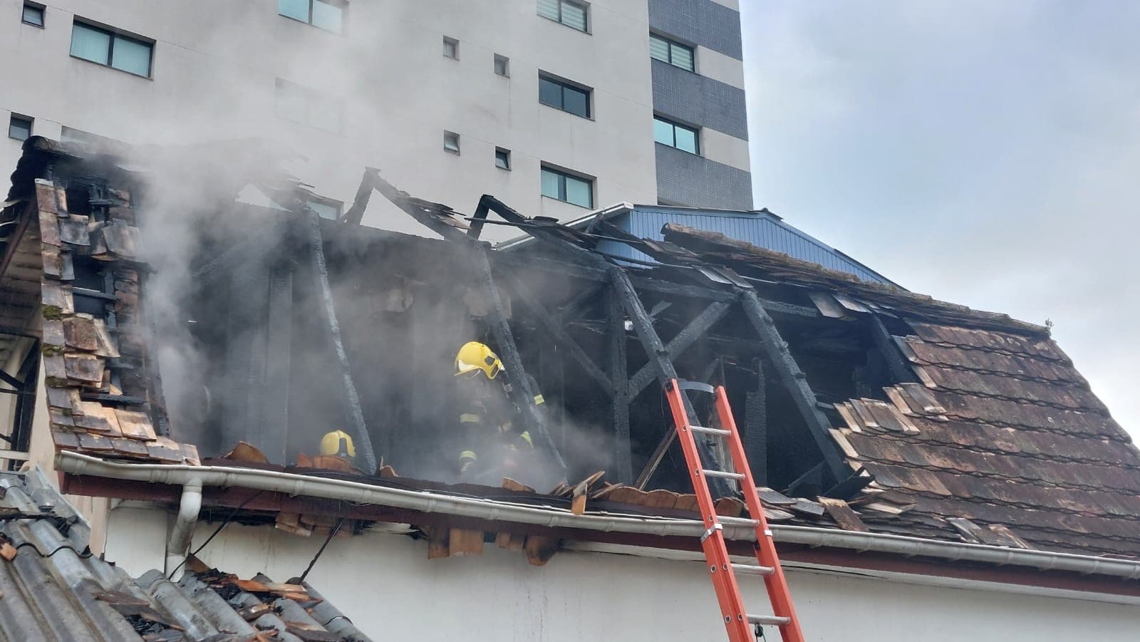 Incêndio destrói parte de casa e assusta moradores durante a madrugada em Blumenau