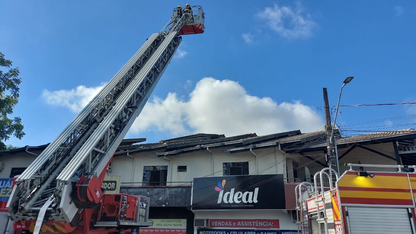 Incêndio destrói depósito e faz cobertura de prédio desabar no Vale do Itajaí