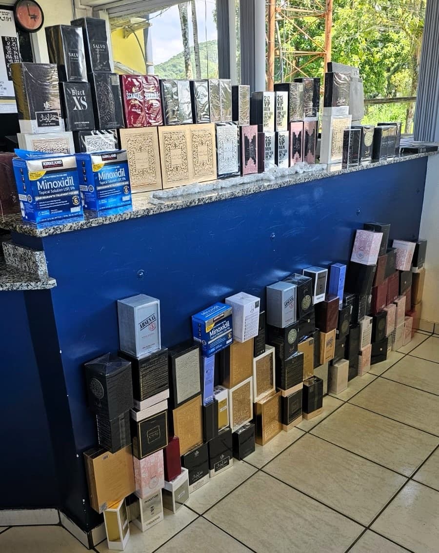 Homens são flagrados com carga de perfumes e remédios emagrecedores no Norte de SC