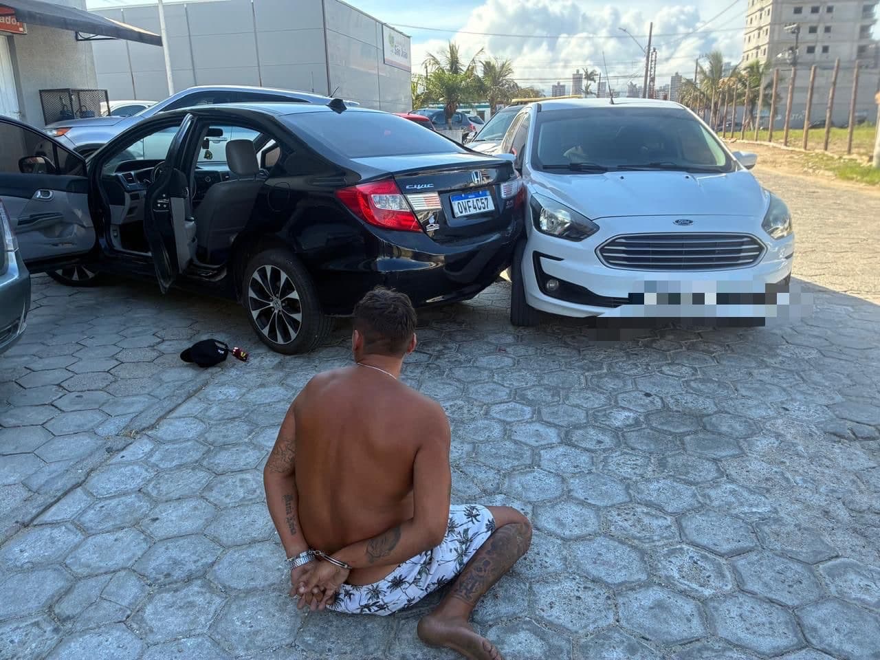 Homem reage à abordagem, bate em viatura e é preso por tráfico em Porto Belo