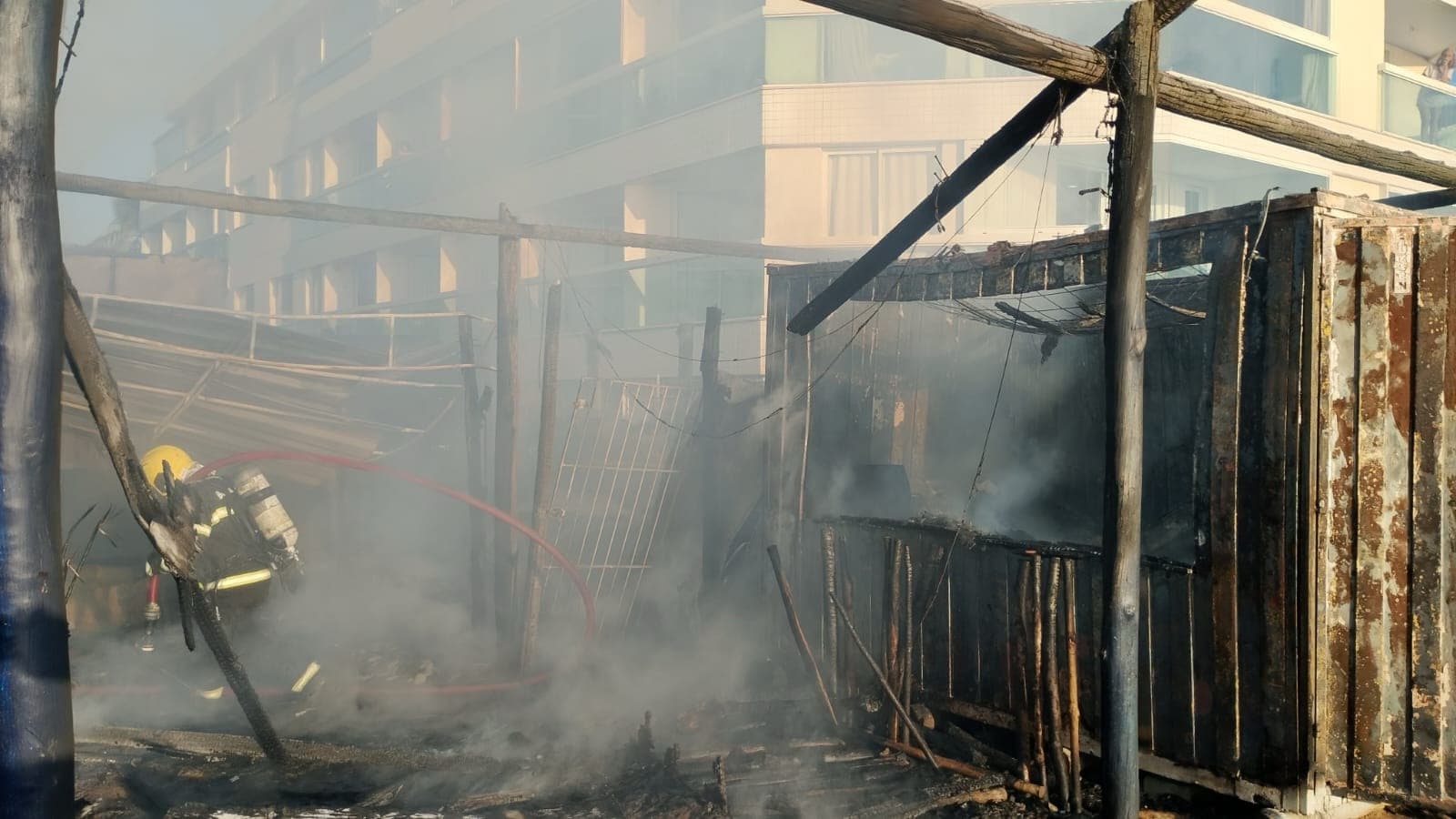 Incêndio destrói quiosque no Morro das Pedras, em Florianópolis
