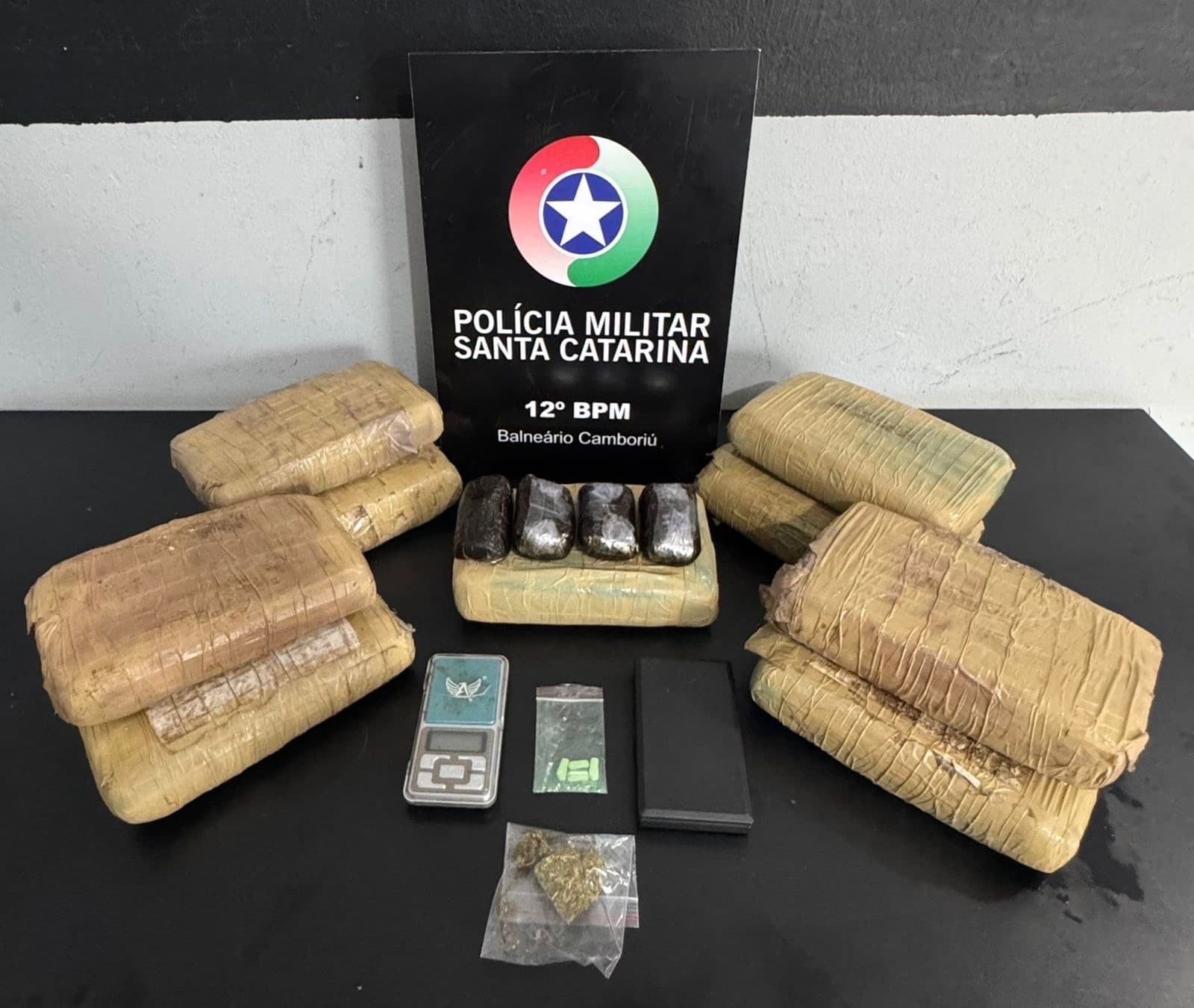 Traficante tenta destruir provas, mas é preso com quase 10 kg de drogas em Camboriú