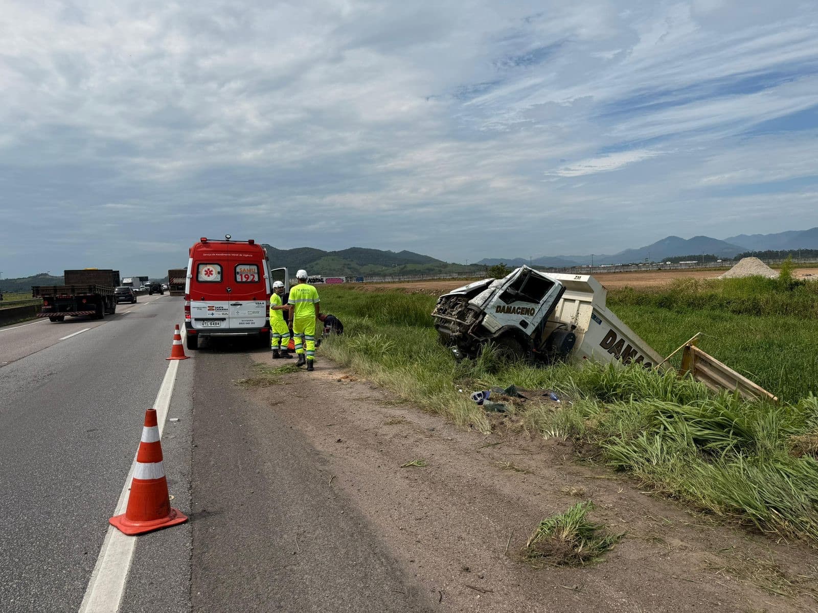 Caminhão tomba na BR-101 em Tijucas e motorista é levado ao hospital