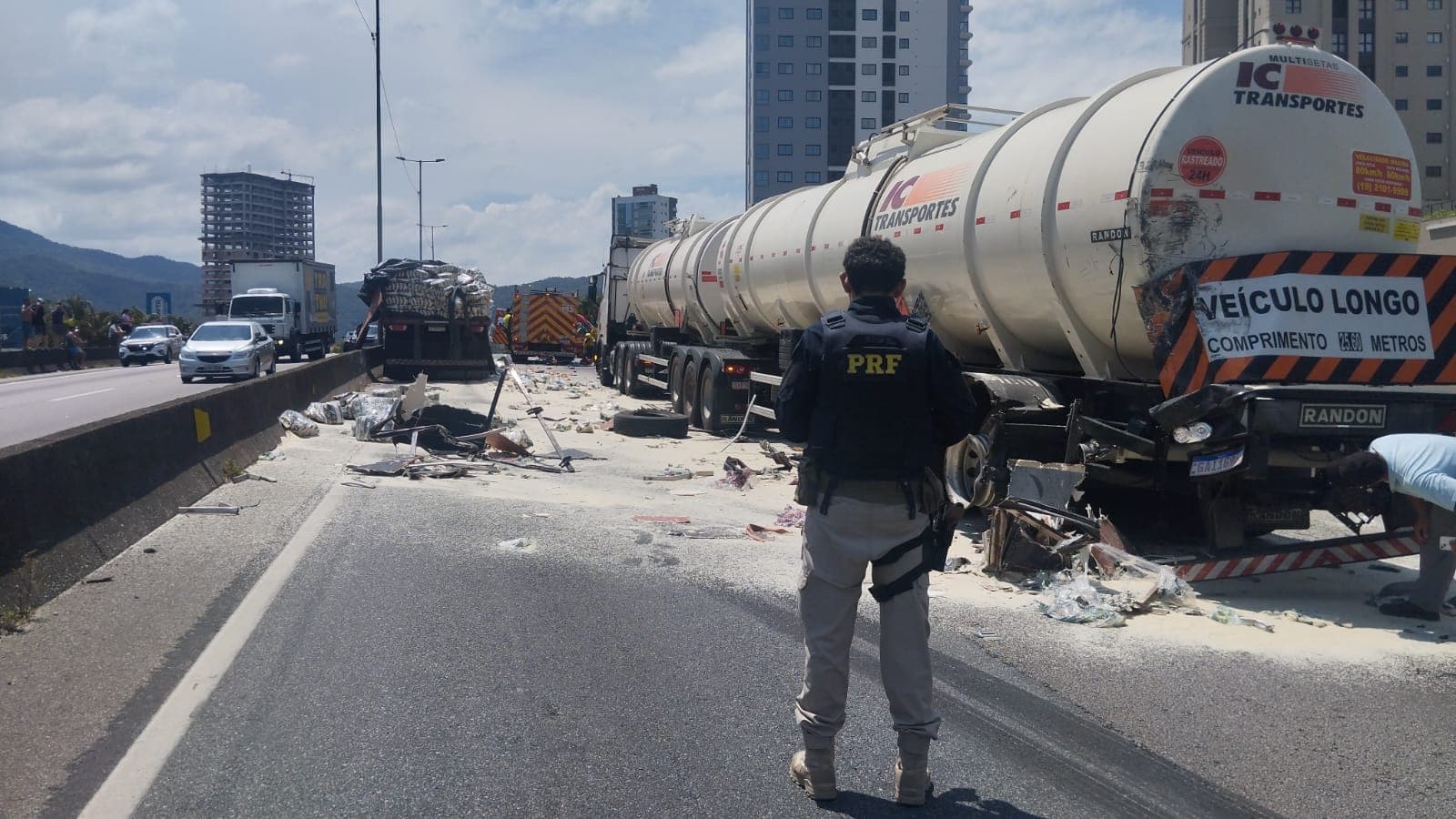 “Sem previsão de liberação”: mais um acidente com caminhão fecha BR-101 em Itapema