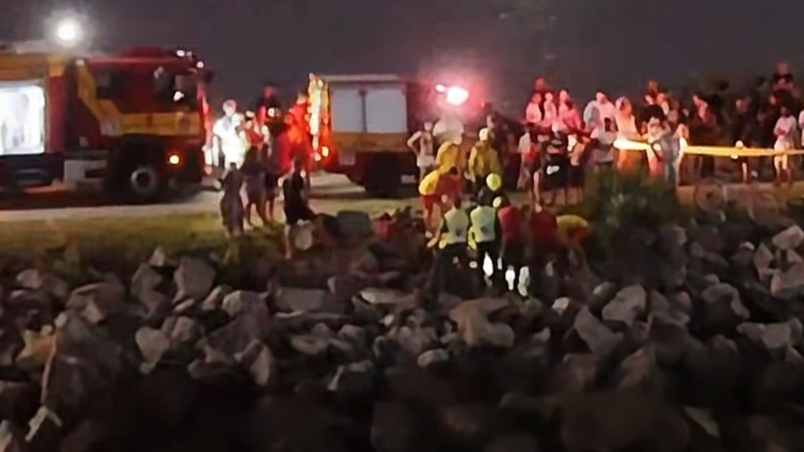 Mulher fica presa entre pedras no molhe de Itajaí e mobiliza bombeiros