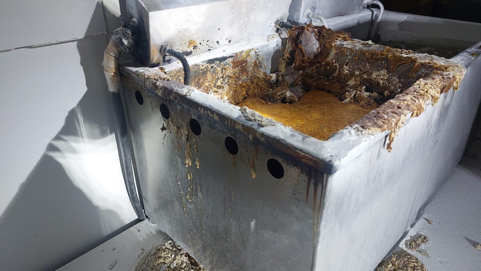 Chamas em comércio de salgados geram correria e ação rápida dos bombeiros em Blumenau