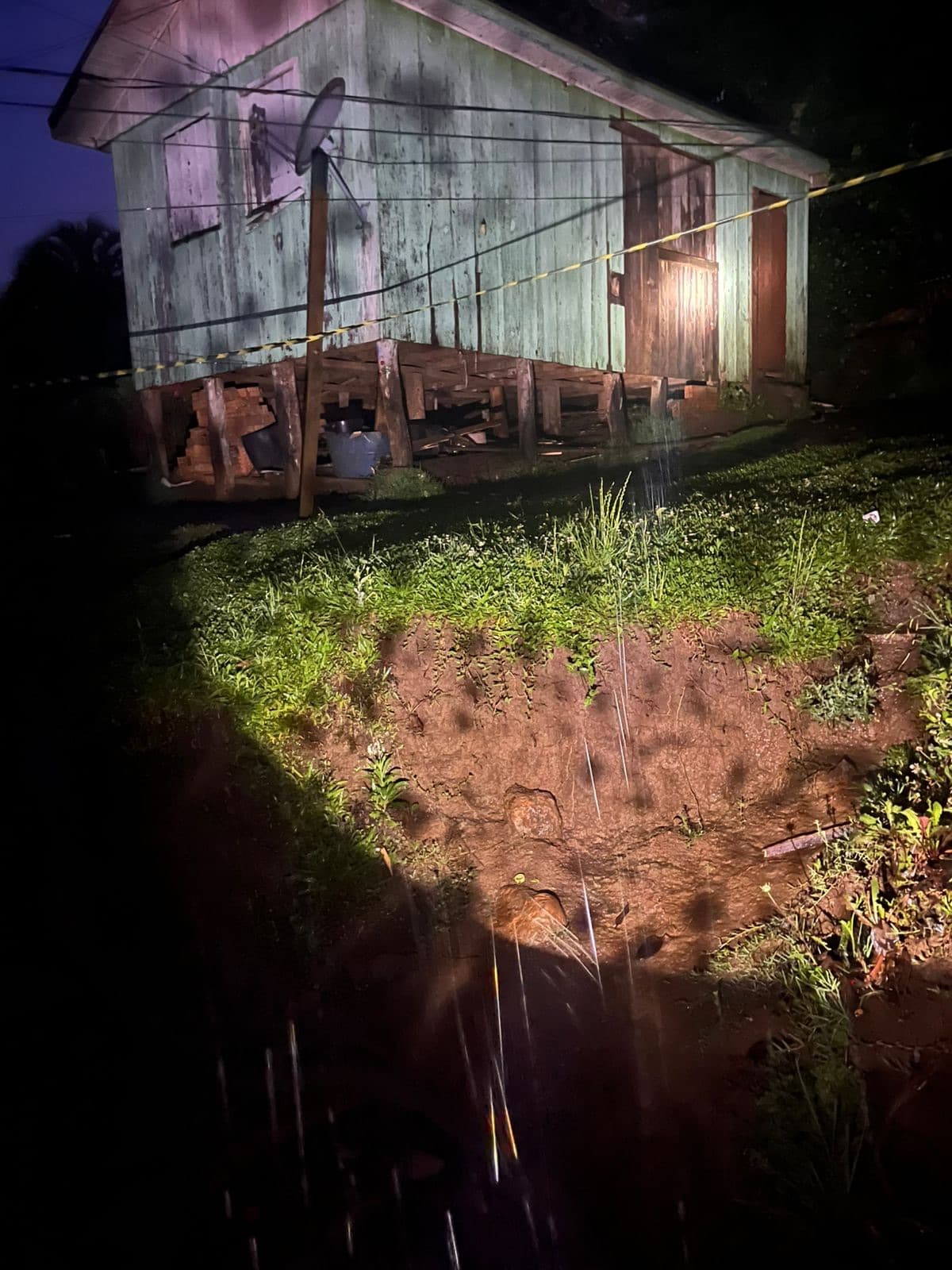 Deslizamento de terra atinge casas e força evacuação de famílias em SC