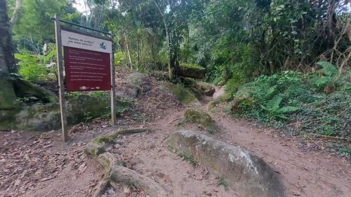 Queda em trilha termina em resgate com apoio aéreo na Grande Florianópolis