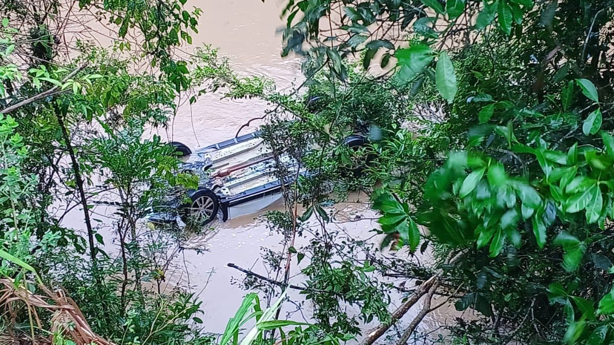 Jovem morre após carro cair em ribanceira e ficar submerso em rio no Alto Vale