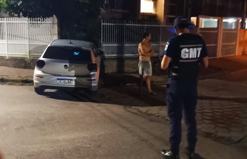 Bêbado dirige, bate o carro em casa e acaba preso em Blumenau