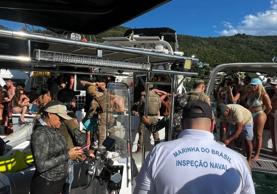 Fiscalização náutica autua lancha e bar flutuante por excesso de passageiros em Porto Belo