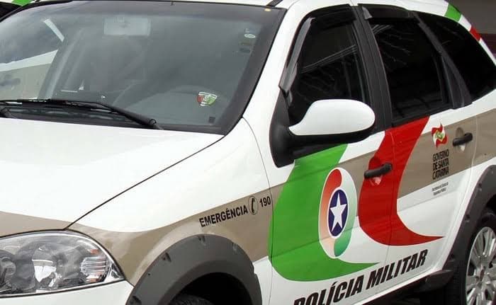 Idoso é espancado a pauladas enquanto dormia durante assalto em SC