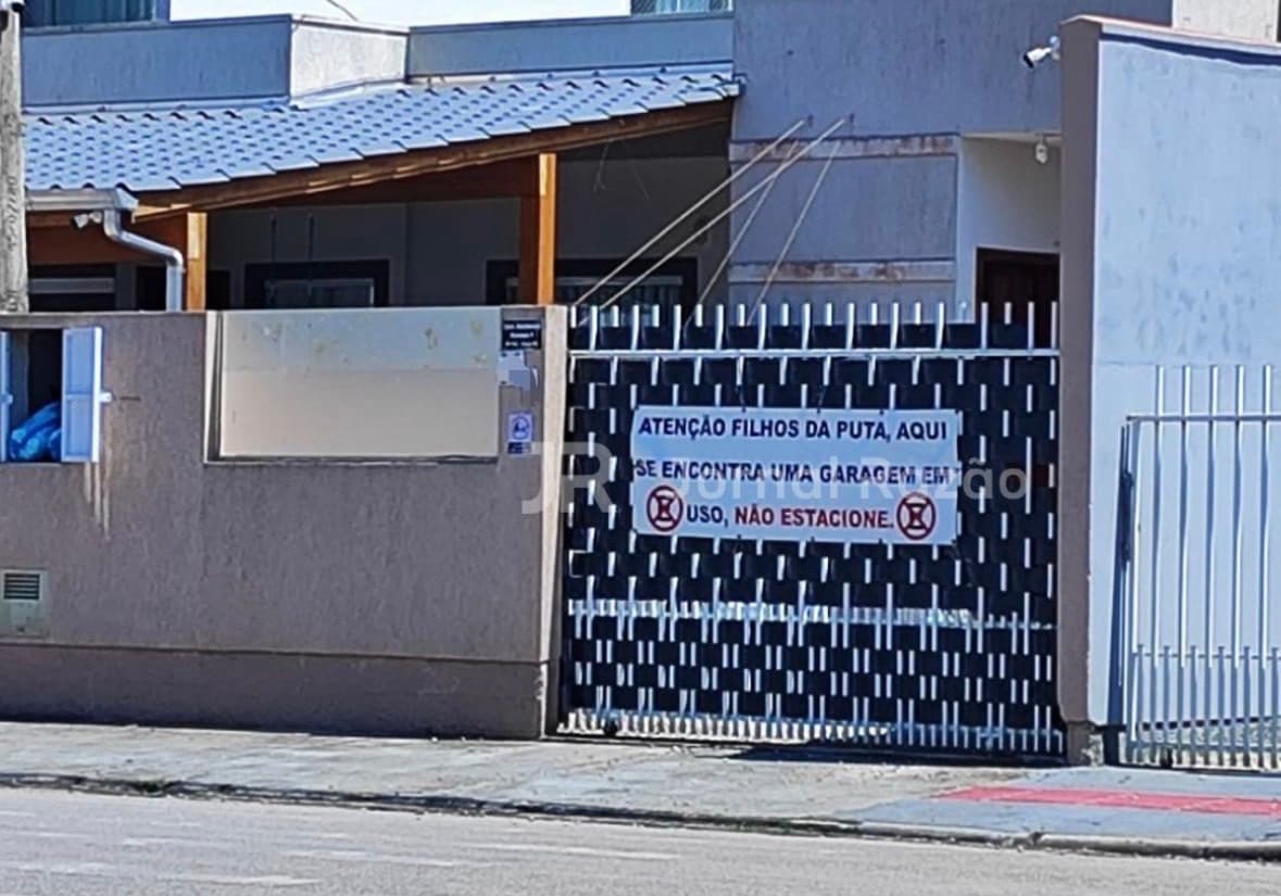 Cansado de gente folgada, morador de Tijucas perde a paciência e bota aviso “sem filtro” no portão