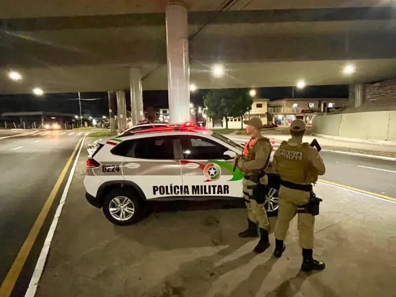 Pais deixam filha sozinha com avô estuprador e menina é abusada, em Florianópolis
