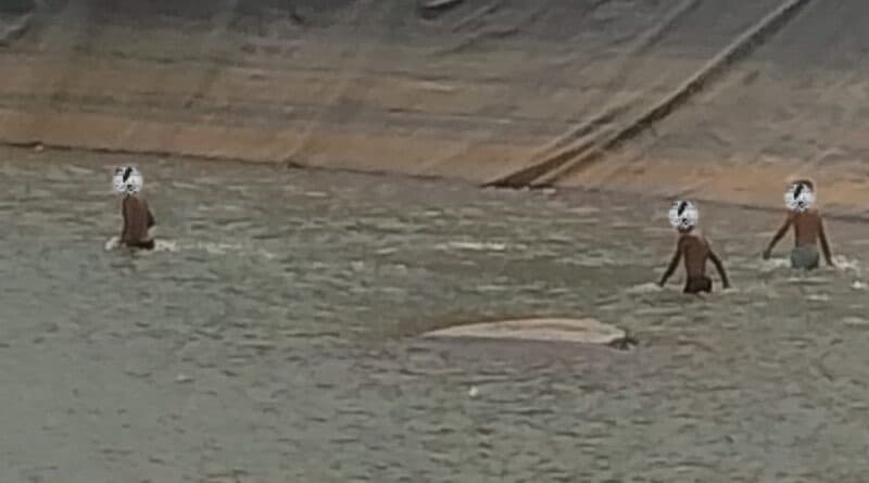 Risco de afogamento e contaminação: crianças são flagradas em lagoa de abastecimento em Porto Belo