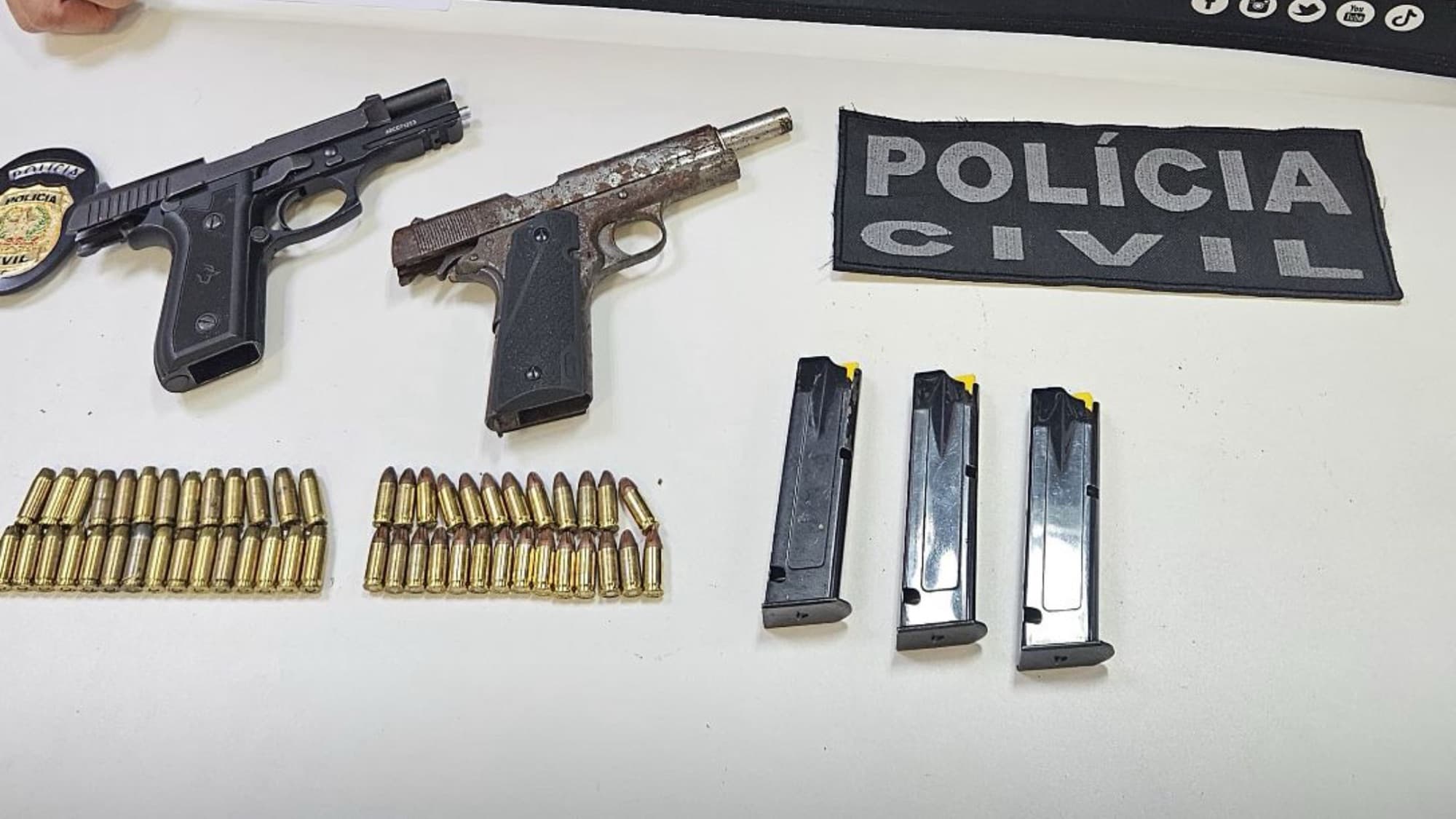 Líder de facção foge por mata e abandona pistolas de uso restrito em operação na Capital