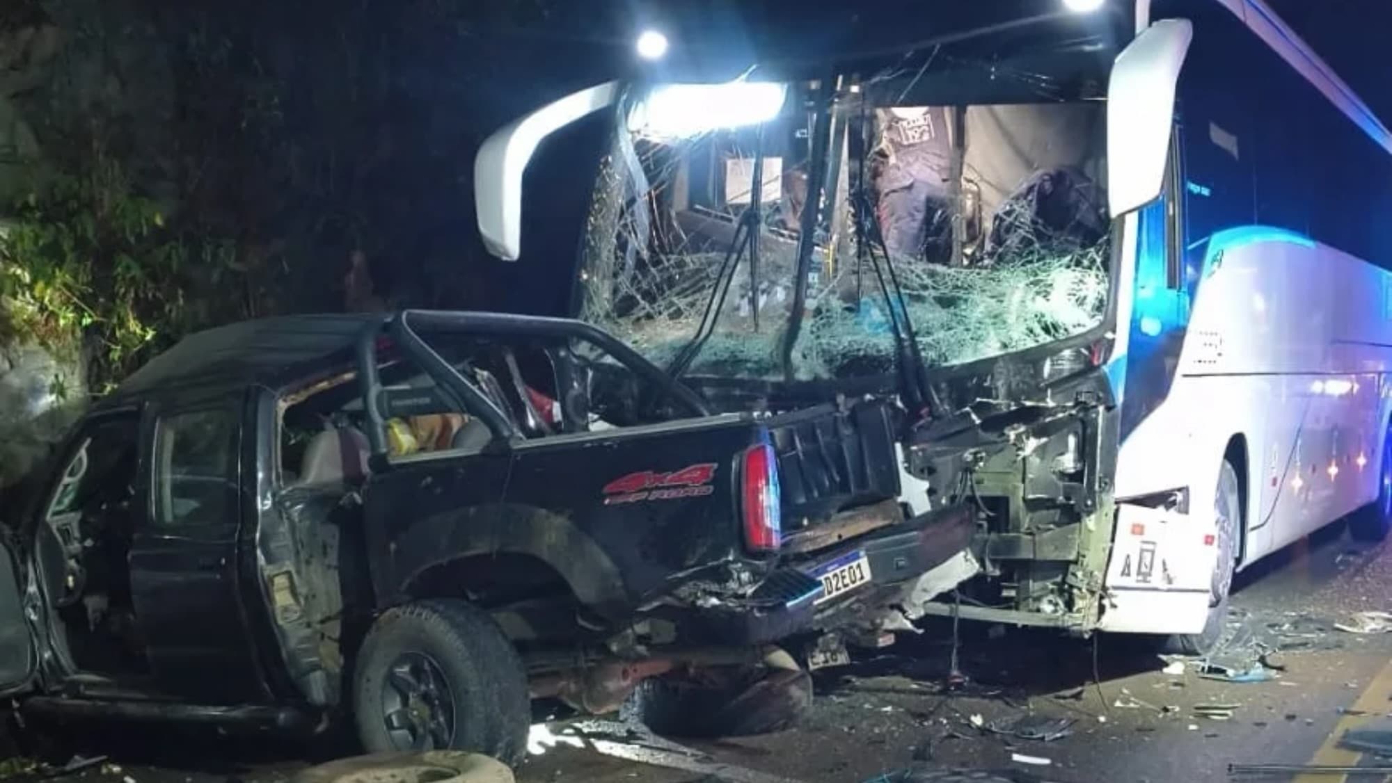 Grave acidente entre caminhonete e ônibus deixa dois mortos na BR-470