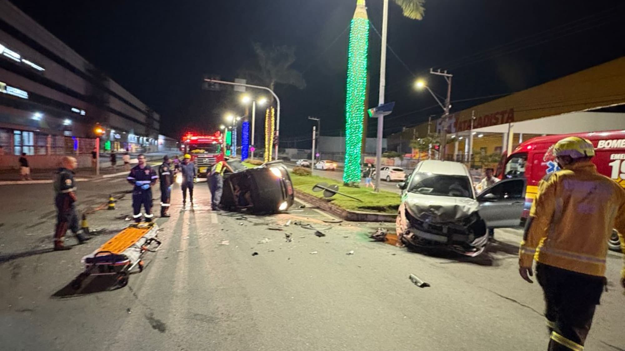 Condutor abandona veículo após acidente com capotamento e deixa feridos em Itajaí