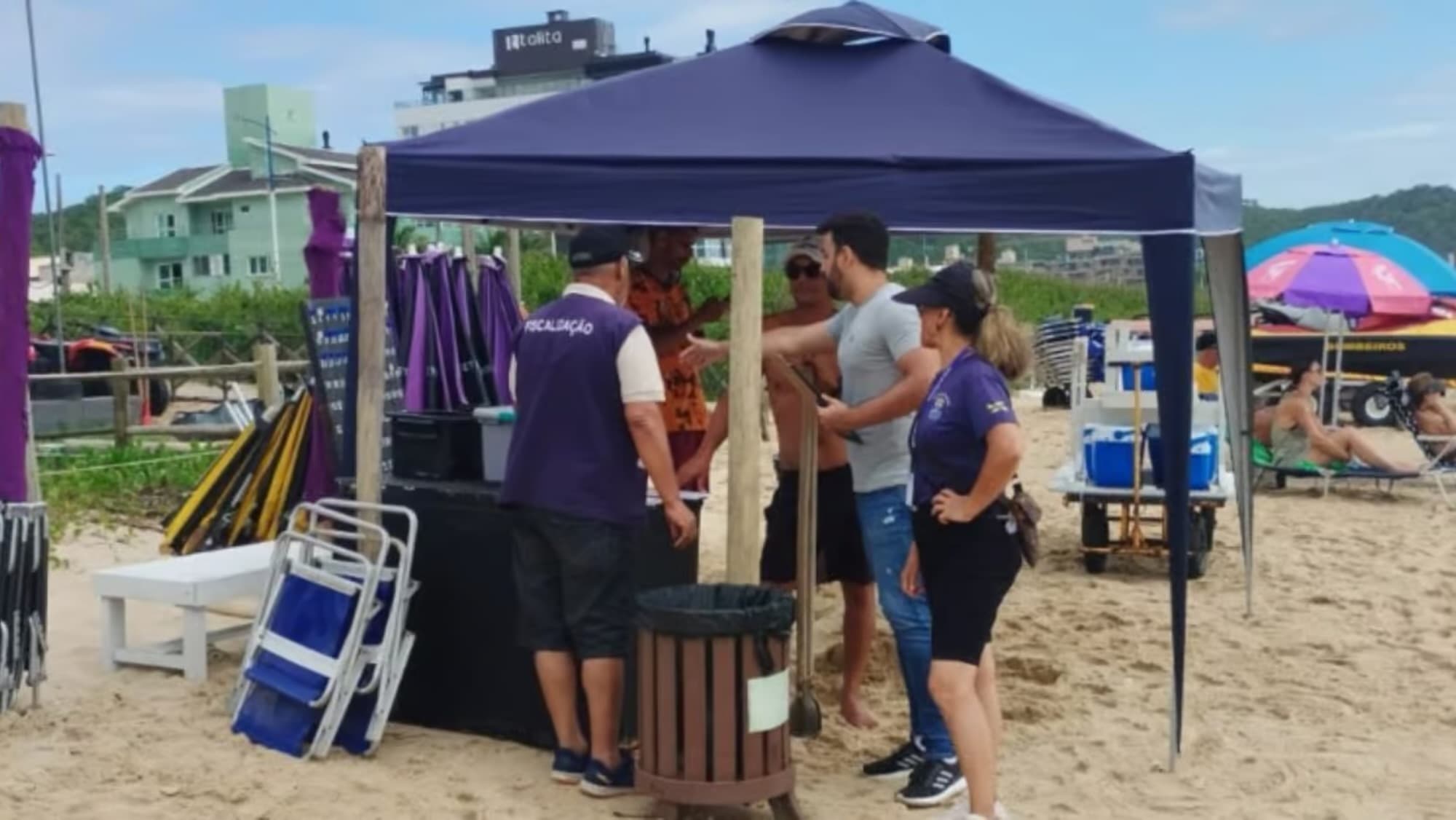 Operação na Praia Brava resulta em autuações e alerta comerciantes e banhistas