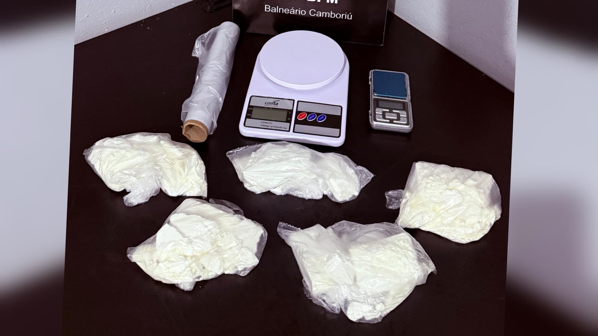 Mulher é presa em Camboriú por guardar quase 1 kg de cocaína para organização criminosa