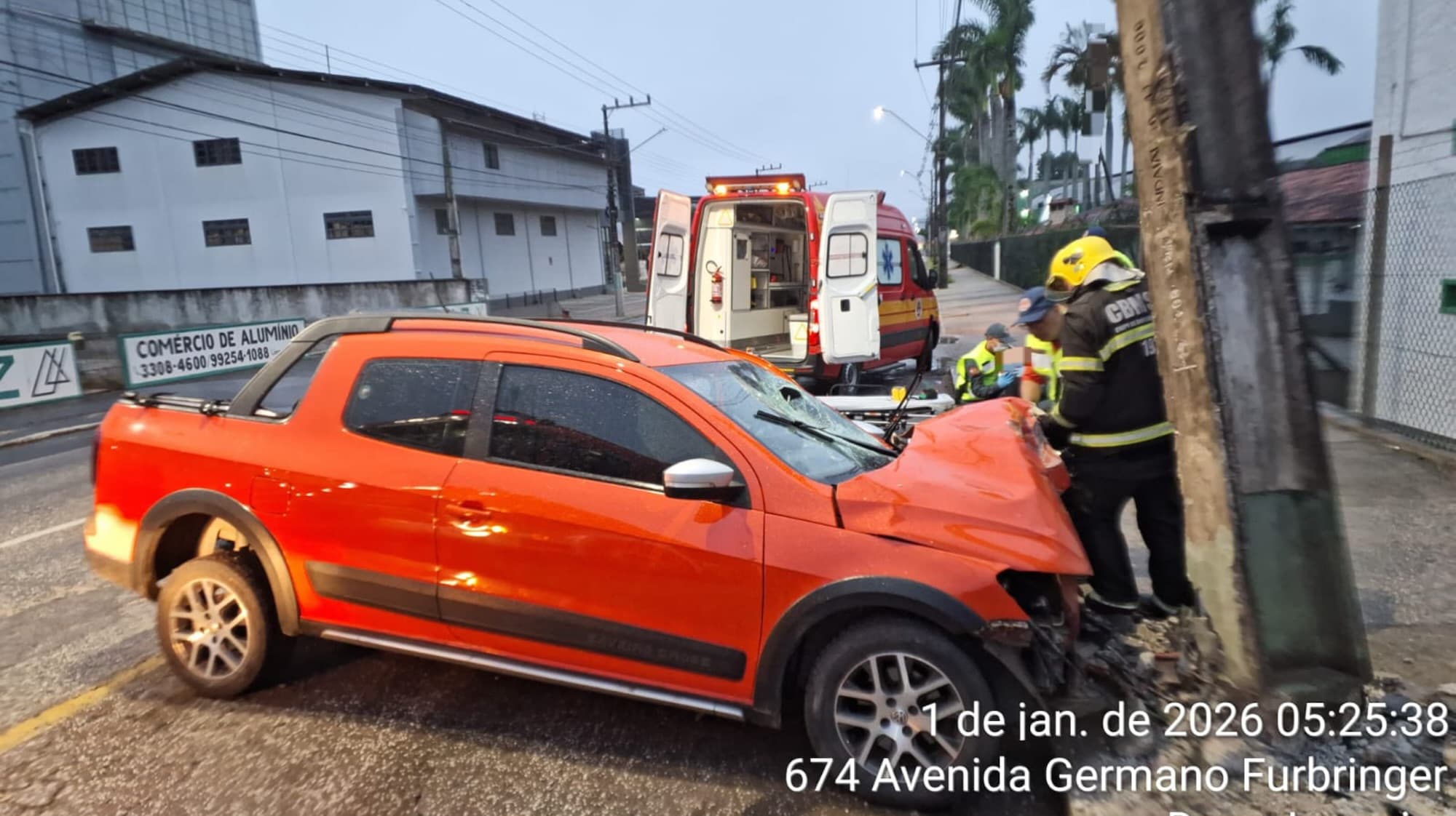 Grave acidente na SC-486: carro bate em poste e condutor é hospitalizado