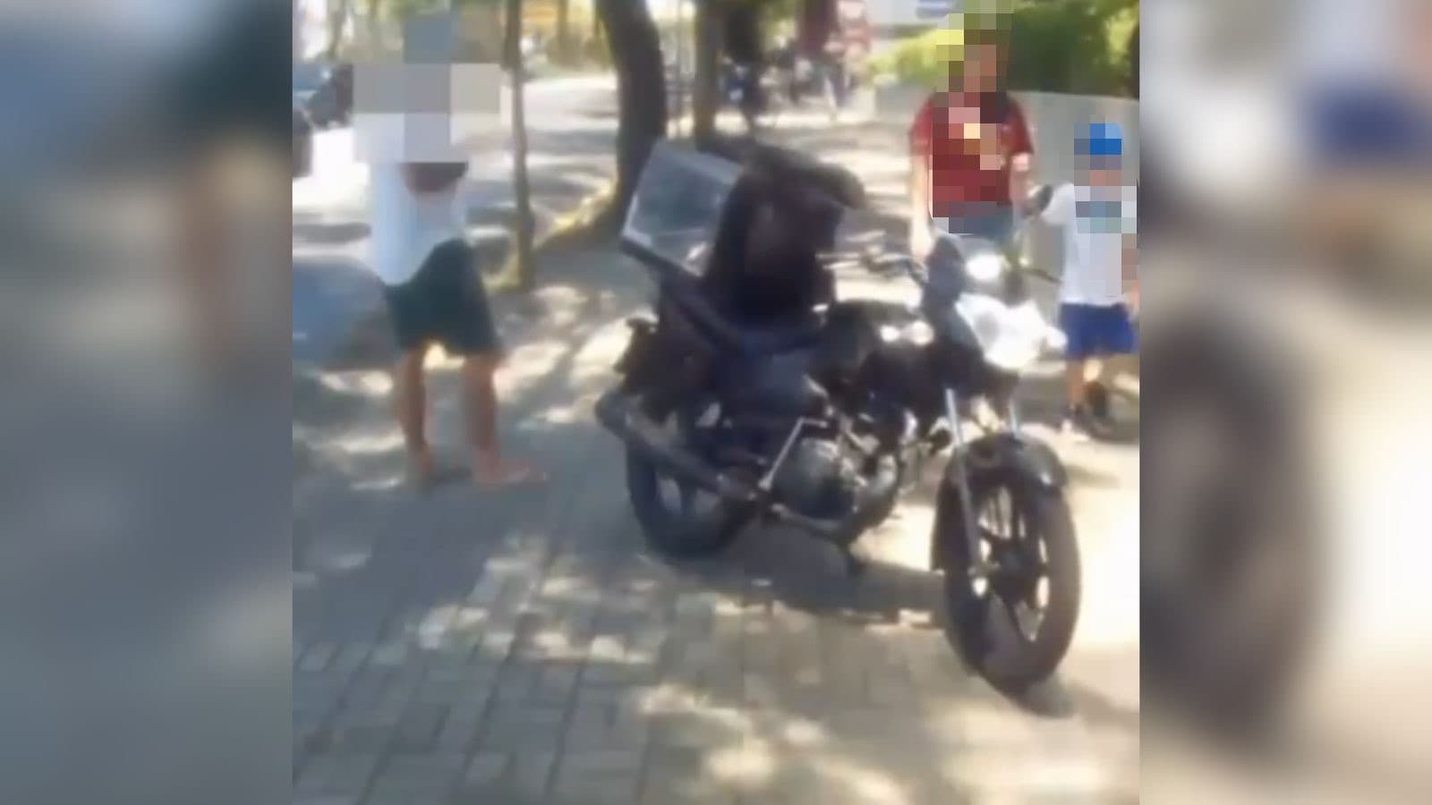 “Todo errado e quer tá certo”: motociclista reage ao ser abordado pela PMSC em Joinville