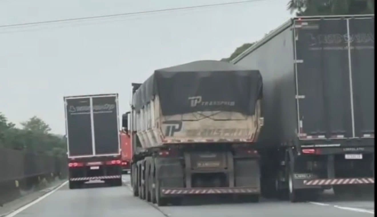 Caminhoneiros disputam espaço na BR-101 em Joinville e confusão termina em colisão