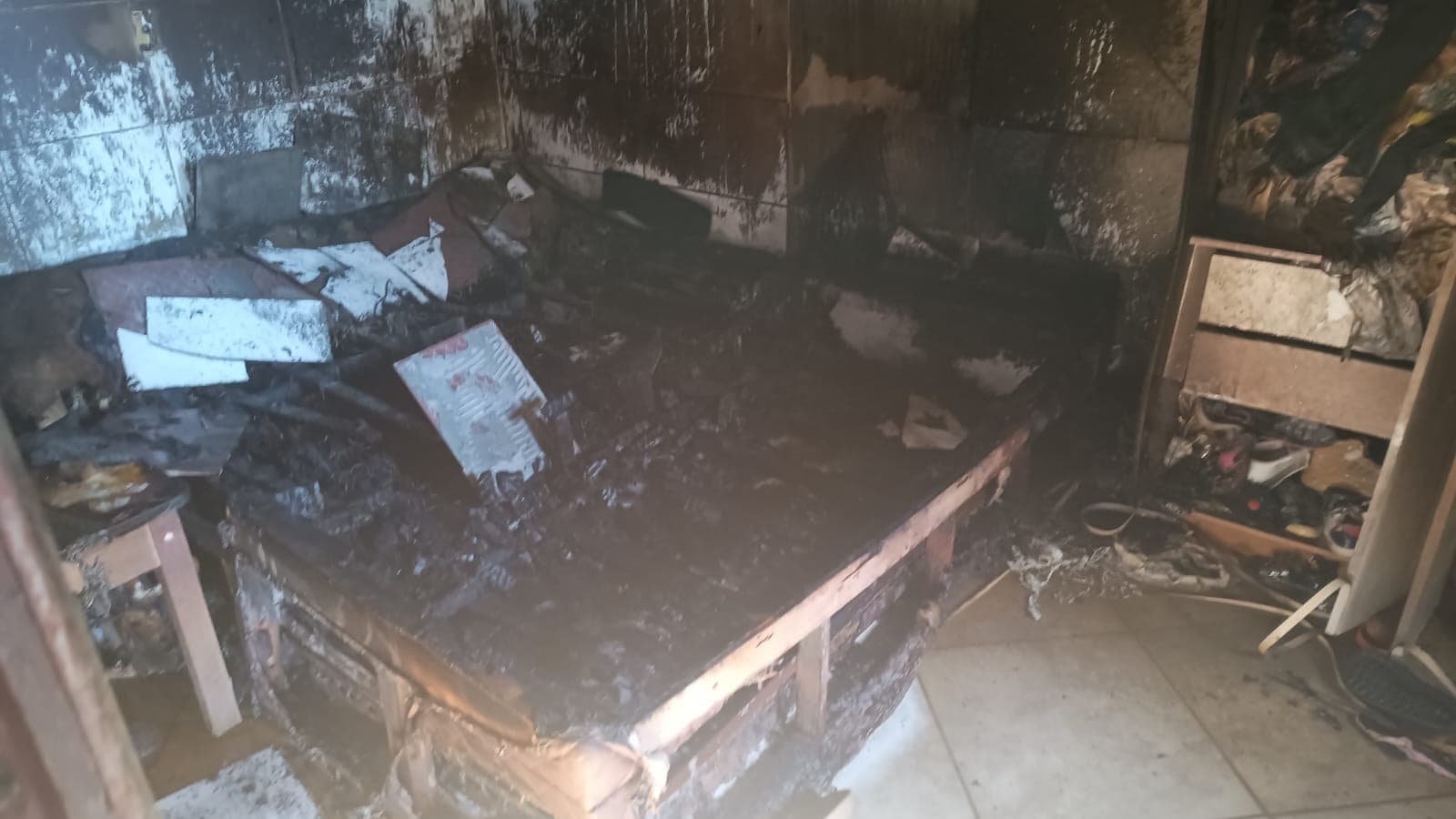 Fogo atinge apartamento e moradores fogem a tempo em Palhoça