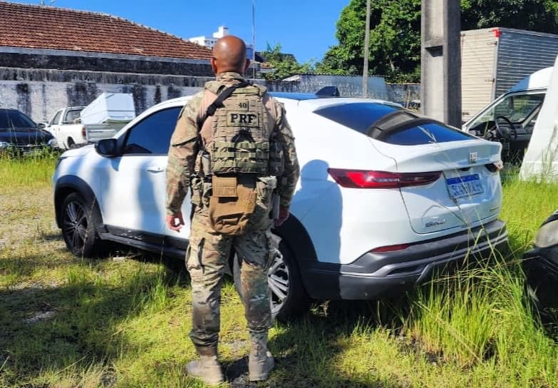Idosos são flagrados com carro roubado em Palhoça e dizem que só pegaram “emprestado”