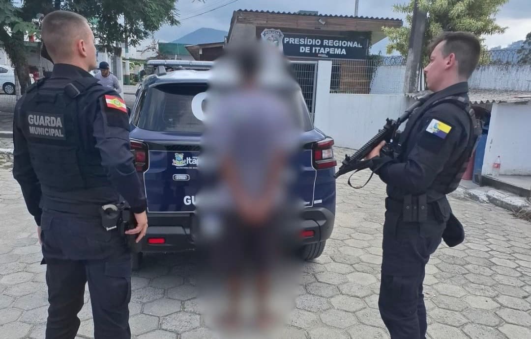 Foragido da Justiça é capturado com fios de cobre durante patrulhamento em Itapema