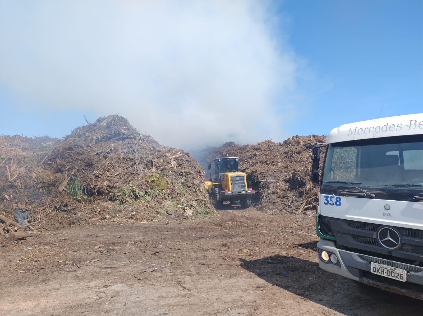 Bombeiros combatem incêndio em material orgânico no pátio da COMCAP, em Florianópolis