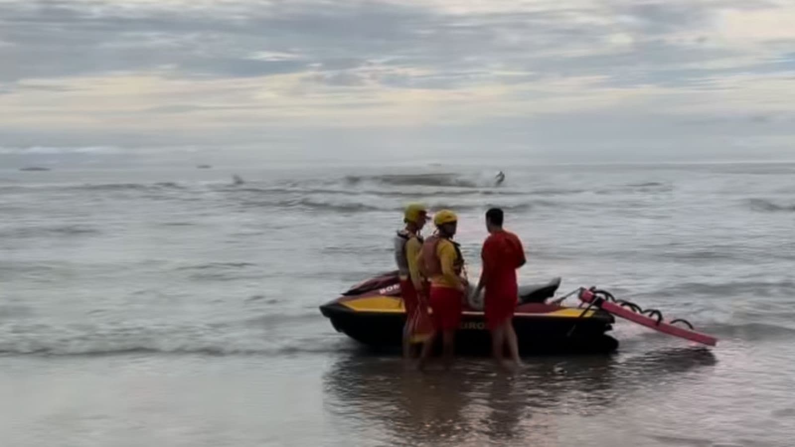 Jovem desaparece após entrar no mar durante o carnaval na Praia Central de Navegantes