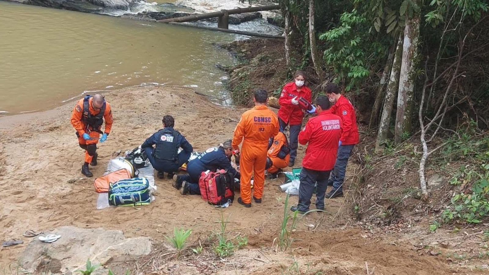 Homem morre após sofrer parada cardíaca durante visita a cachoeira em SC