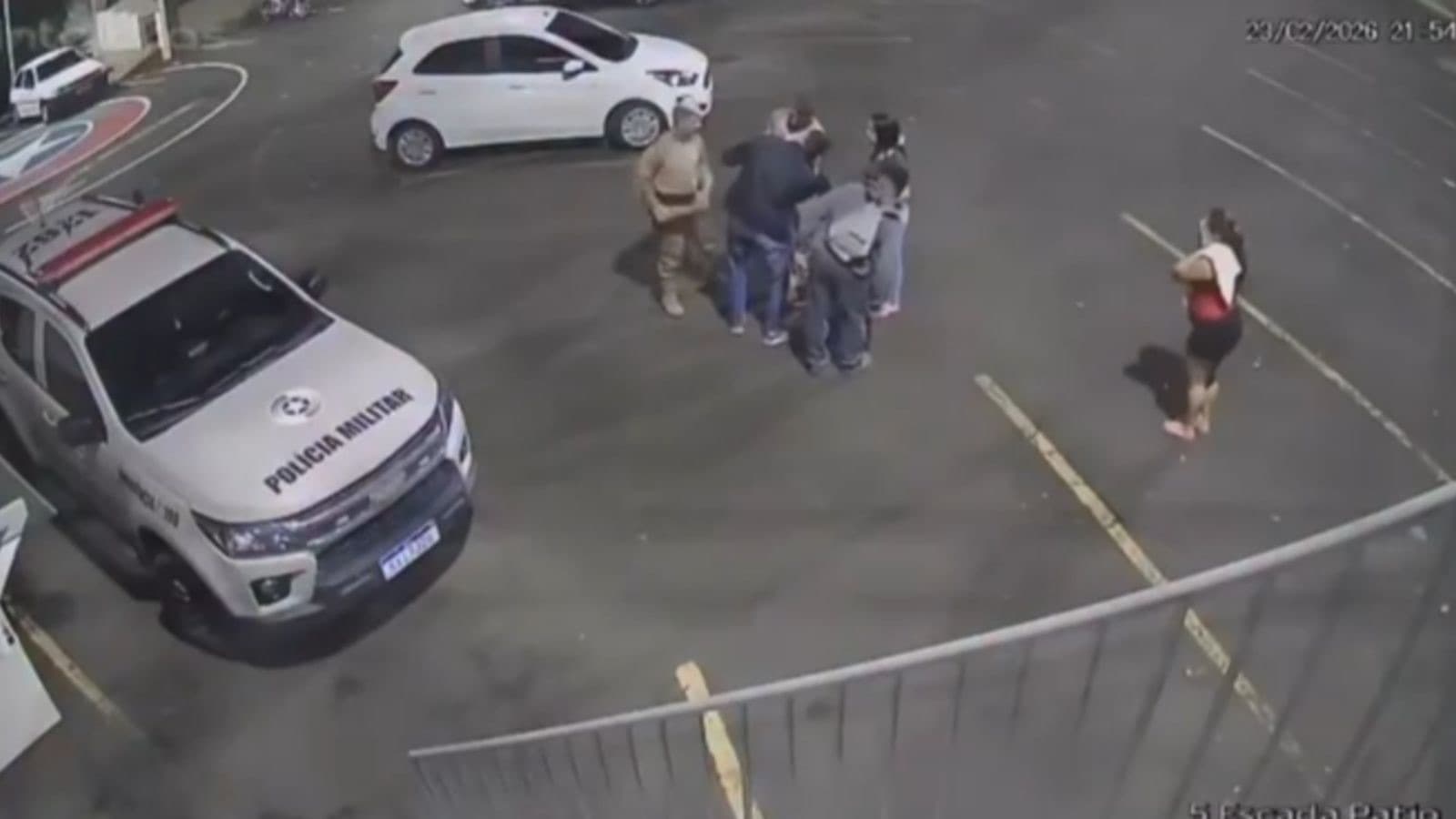 Recém-nascido de 10 dias é salvo por policiais após engasgamento