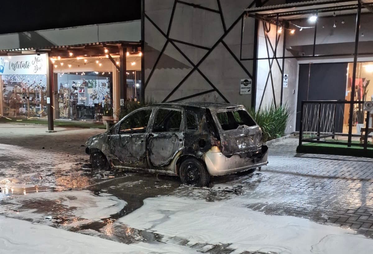 Carro pega fogo após motorista abastecer e dormir em posto em Brusque
