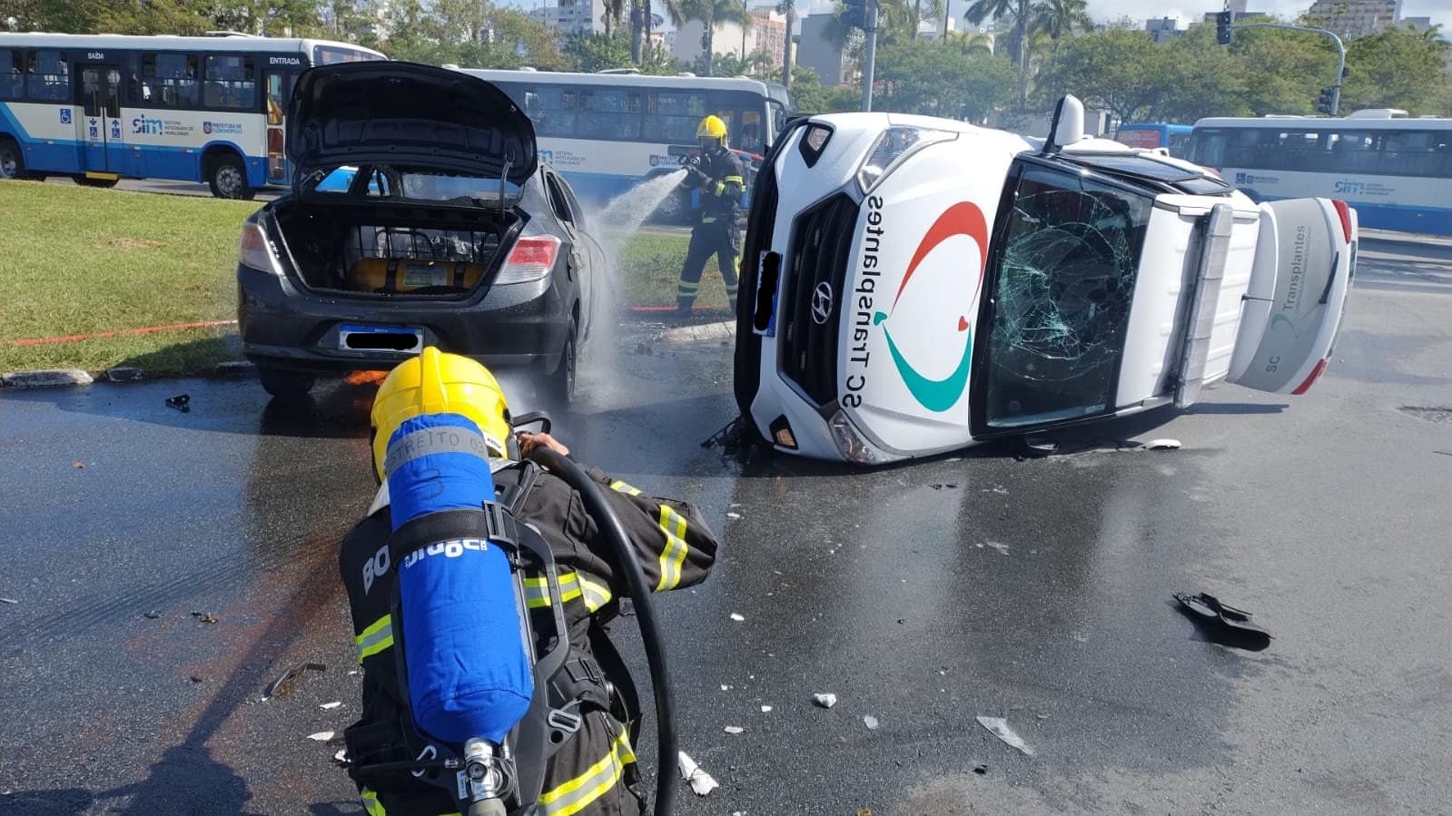Carro da SC Transplantes capota e outro veículo pega fogo após grave acidente em Florianópolis