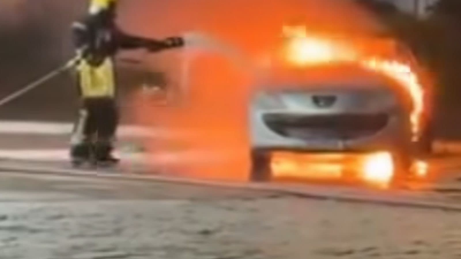 Veículo pega fogo em posto de gasolina em Itapema