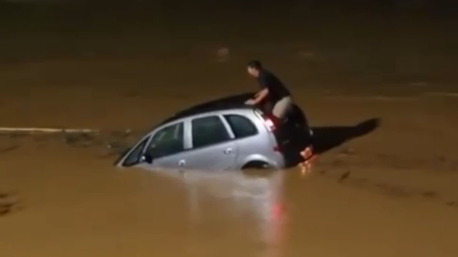 Para salvar a própria vida, motorista quebra janela após carro cair em rio em SC
