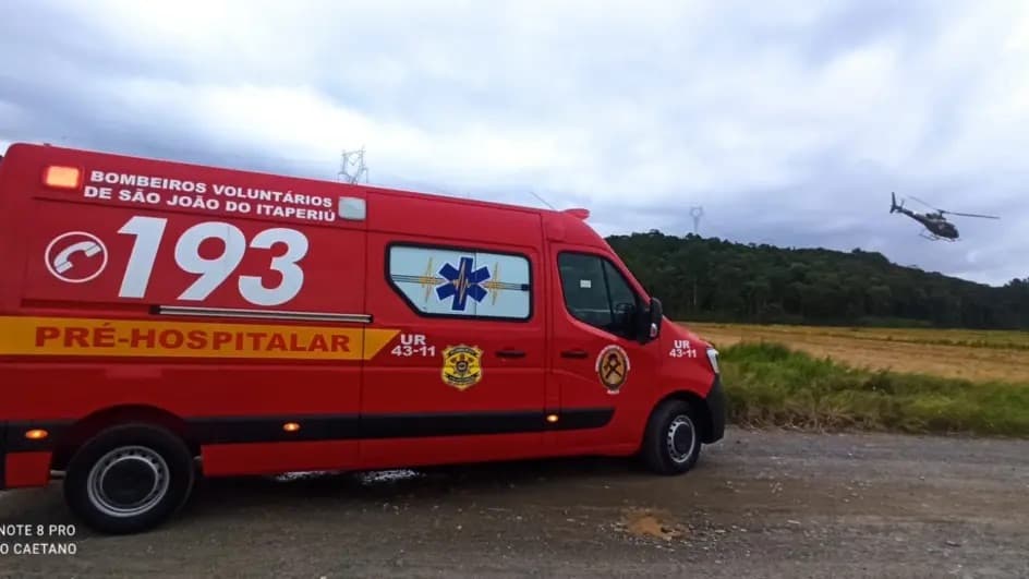 Motorista sofre mal súbito, atropela jovem e morre após carro capotar dentro de arrozeira em SC