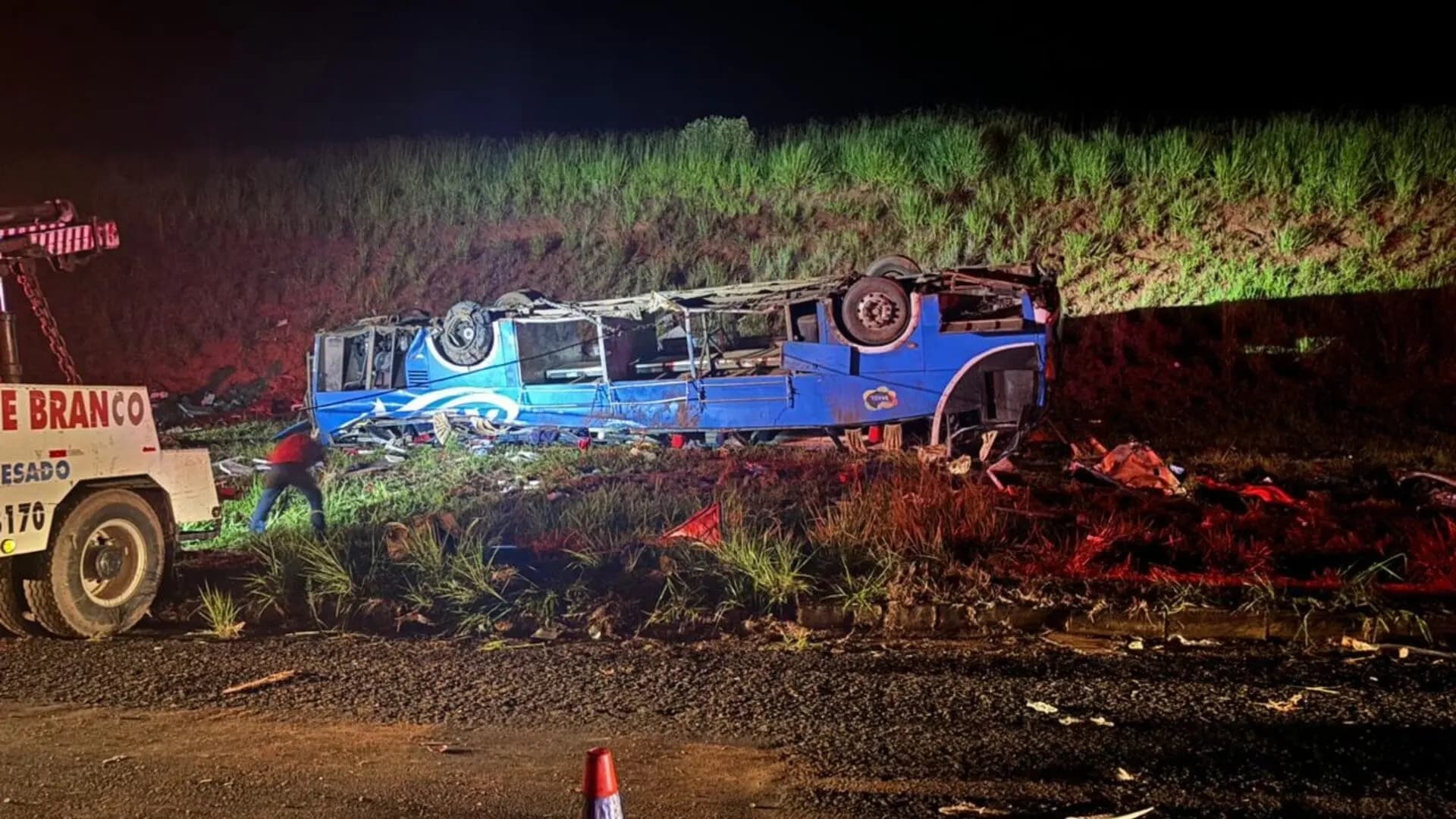 A caminho de SC, ônibus irregular perde controle e deixa rastro de morte na BR-153