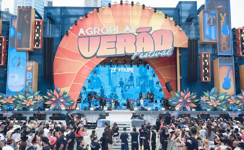 Multidão na areia: 350 mil pessoas lotam show de Ana Castela no Carnaval de Balneário Camboriú