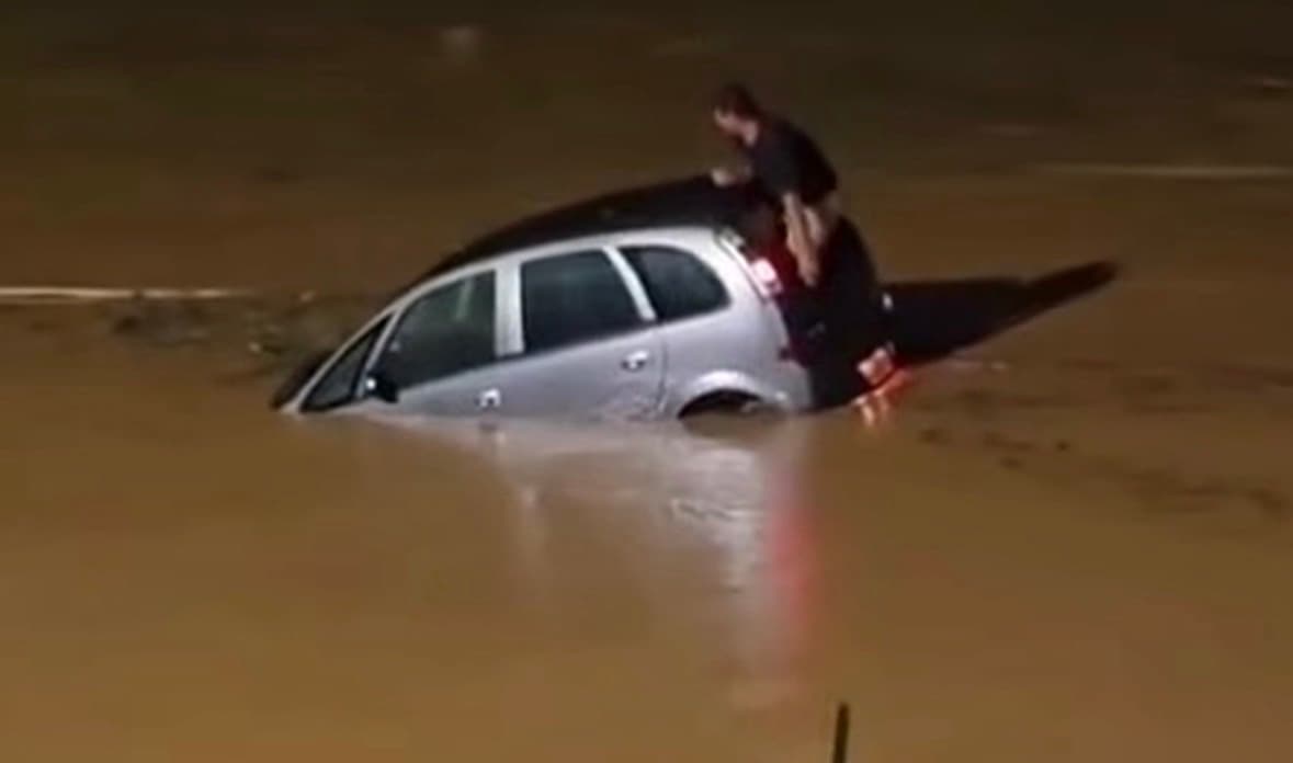 Bombeiros revelam como motorista escapou após carro despencar em rio em Brusque