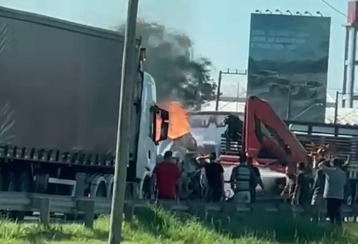 AGORA: Caminhão pega fogo após acidente e trava a BR-101 em Itajaí