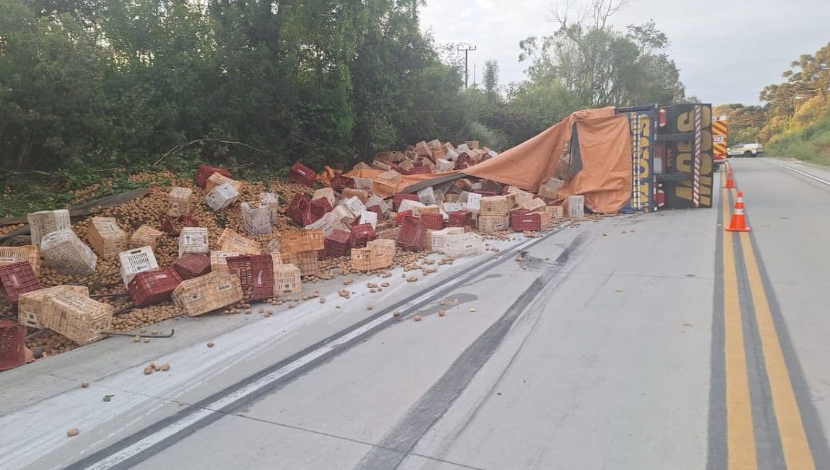 Caminhoneiro morre após carreta carregada com batatas tombar e bloquear rodovia em SC