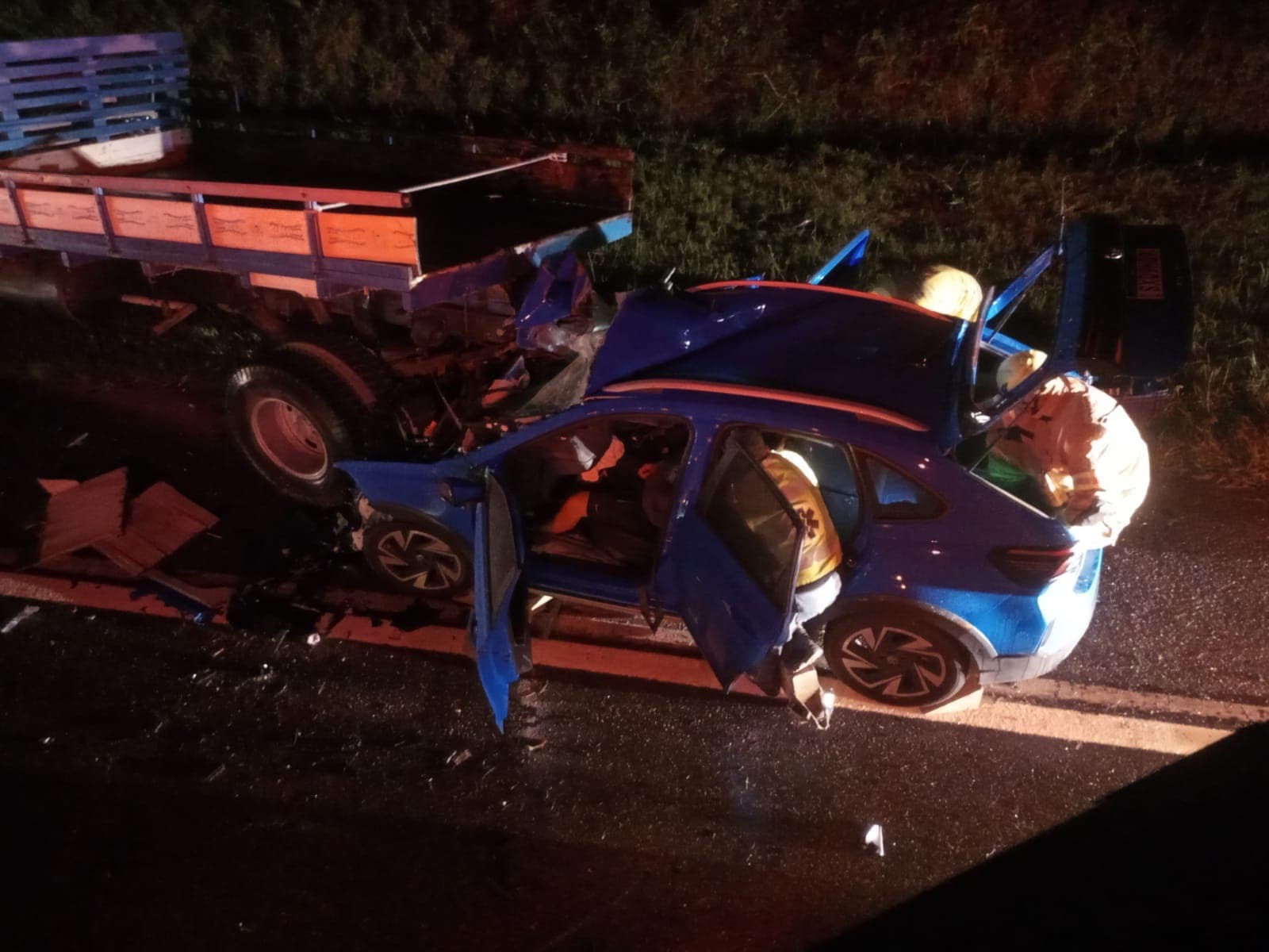 Carro bate na traseira de caminhão e jovem de 20 anos fica gravemente ferido na BR-282