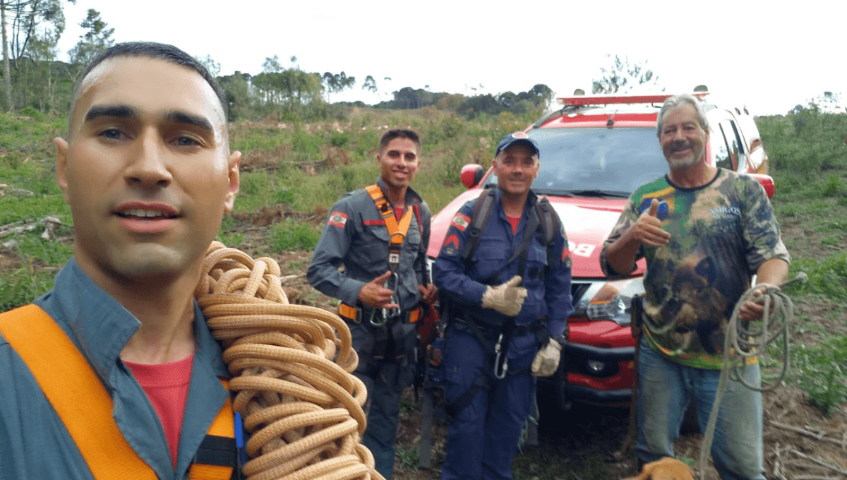 Cachorro é resgatado após cair em ribanceira de mais de 20 metros em Lages