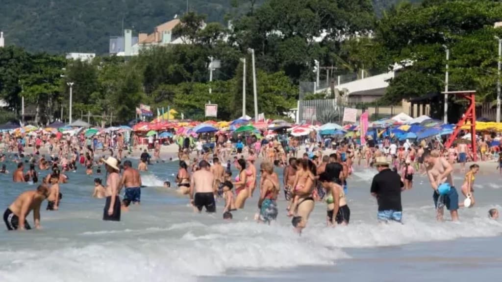 Onda de calor em SC: Defesa Civil emite alerta para quinta e sexta-feira